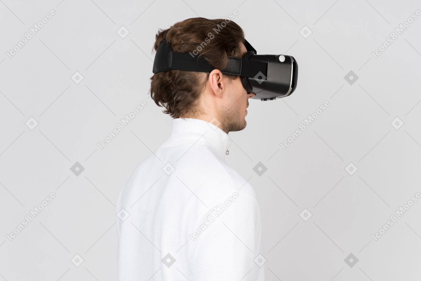 Vista lateral do homem no fone de ouvido de realidade virtual