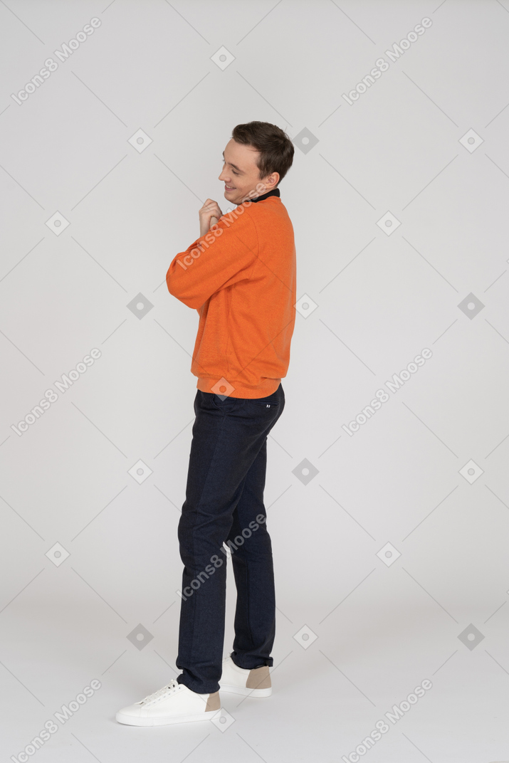 Jovem em pé de moletom laranja