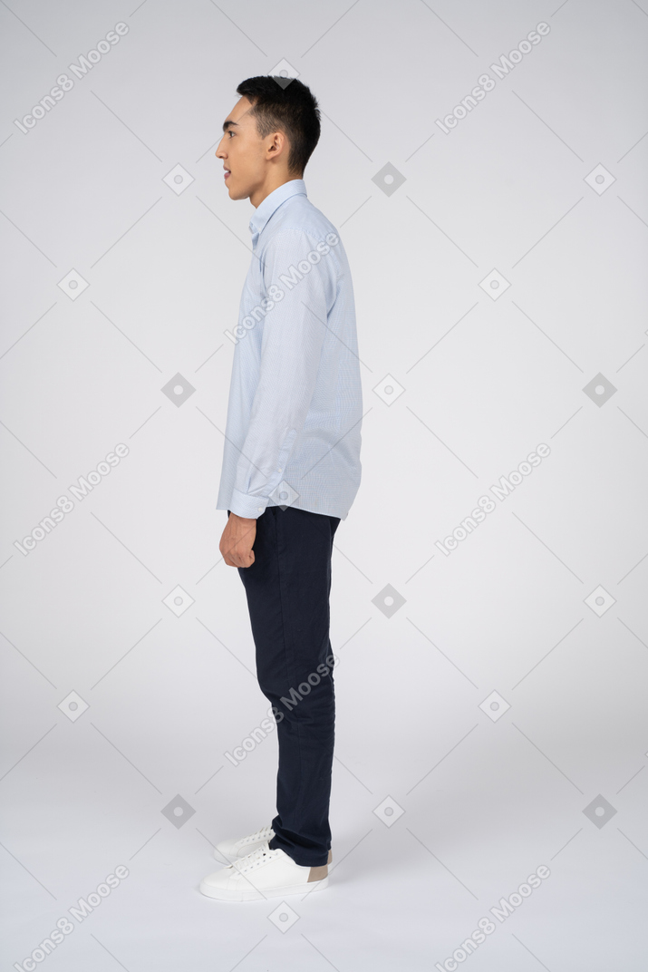 Homme en tenue décontractée debout