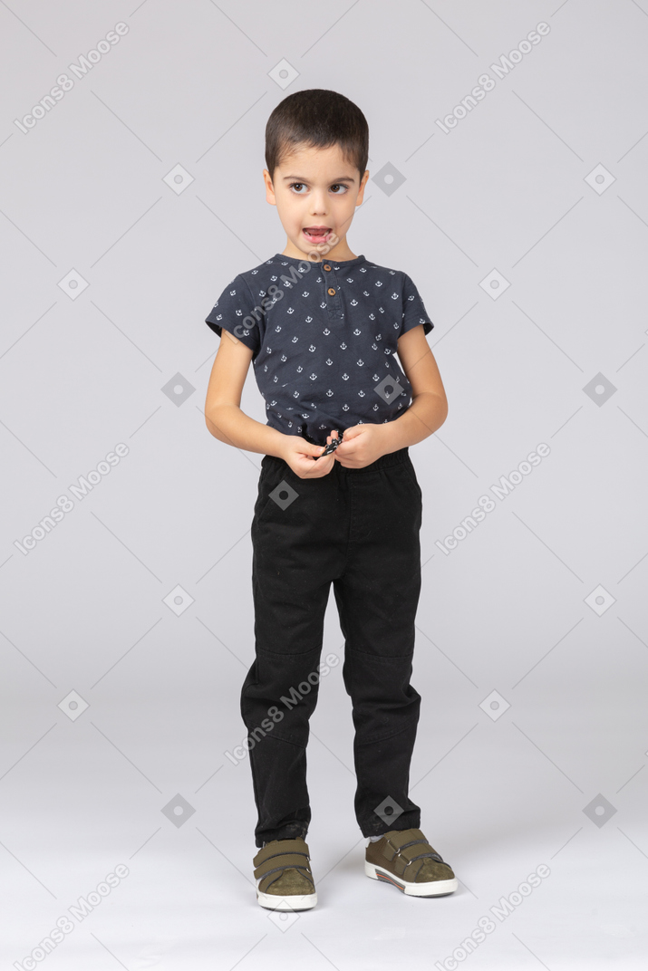 Вид спереди симпатичного мальчика в повседневной одежде