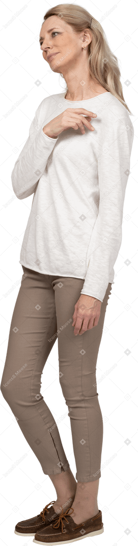 Frau in freizeitkleidung stehend