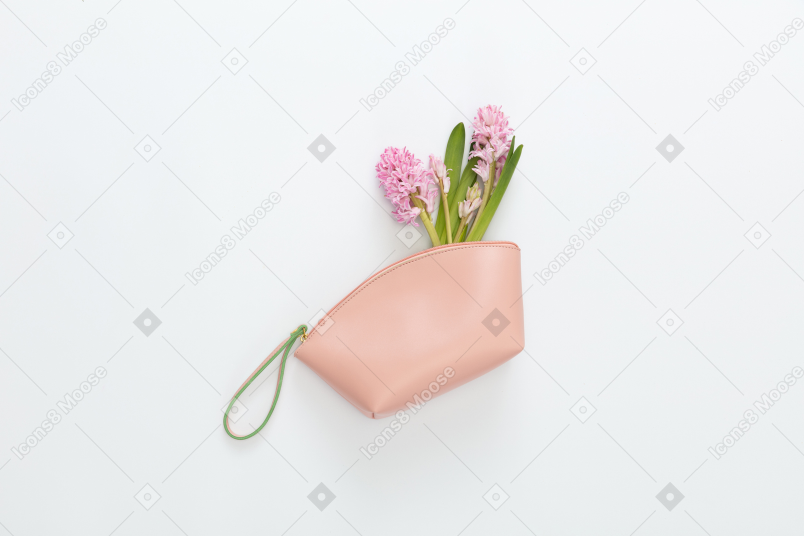 Jacinto rosa en bolsa de maquillaje