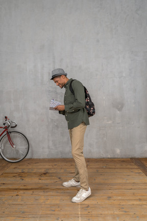 Turista tomando notas en el cuaderno