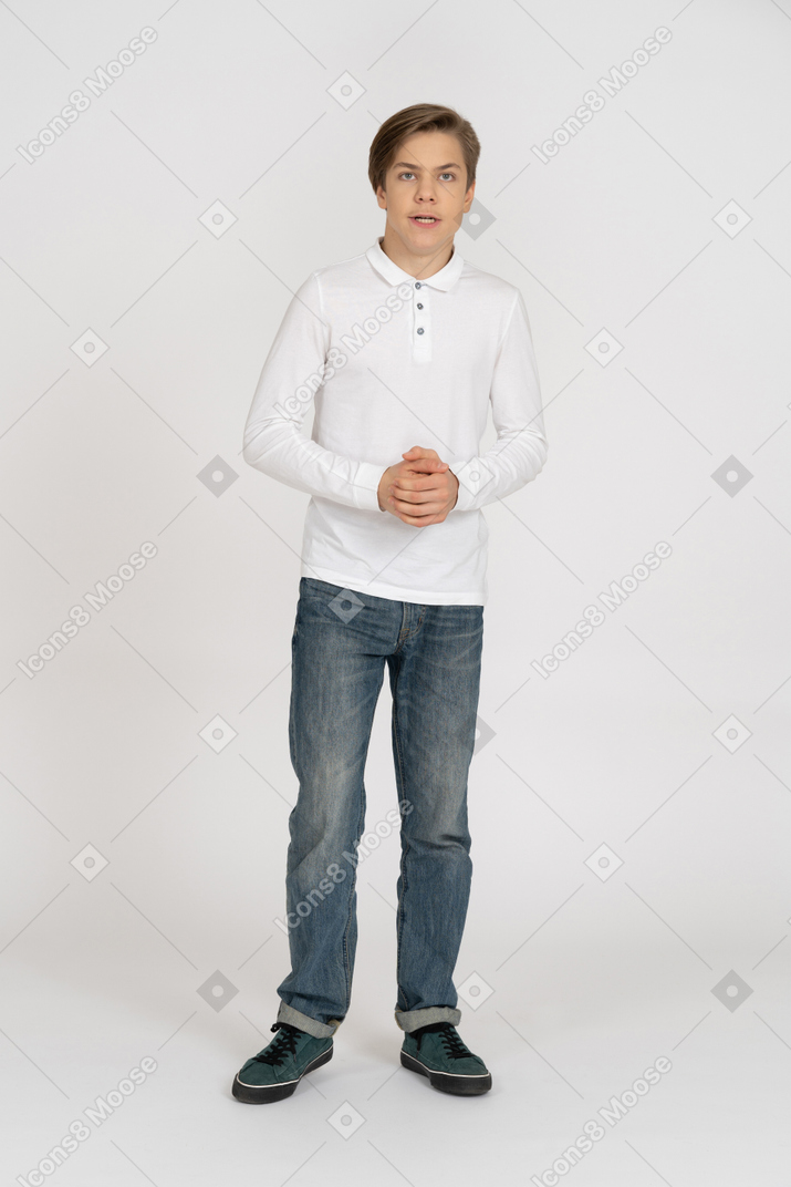 立っているカジュアルな服を着た若い男
