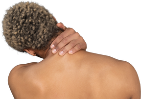 Vista traseira de um homem afro sem camisa tocando seu pescoço