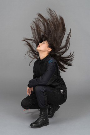 Una hermosa joven posando con su cabello en el aire