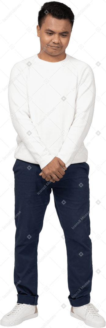 Hombre en ropa casual de pie