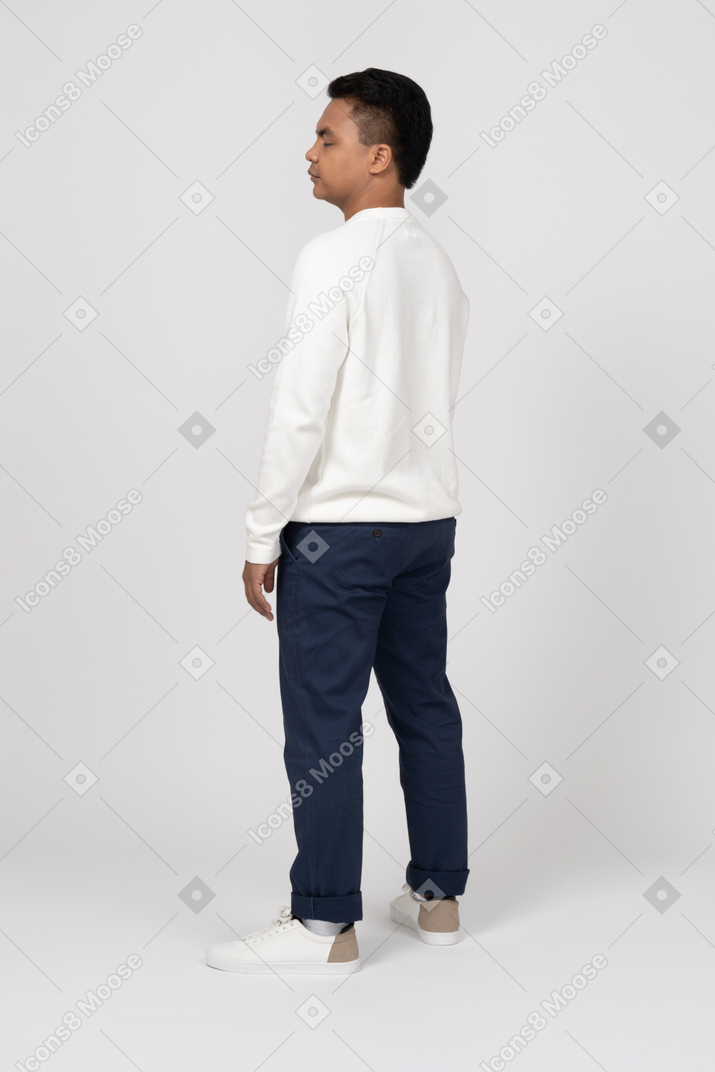 Homem em um pulôver branco em pé