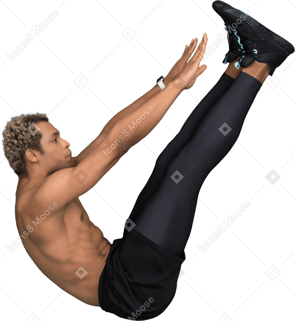 Vue latérale d'un homme afro torse nu en équilibre levant les bras et les jambes