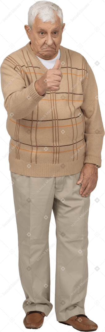 Vista frontale di un uomo anziano in abiti casual che mostra il pollice in su