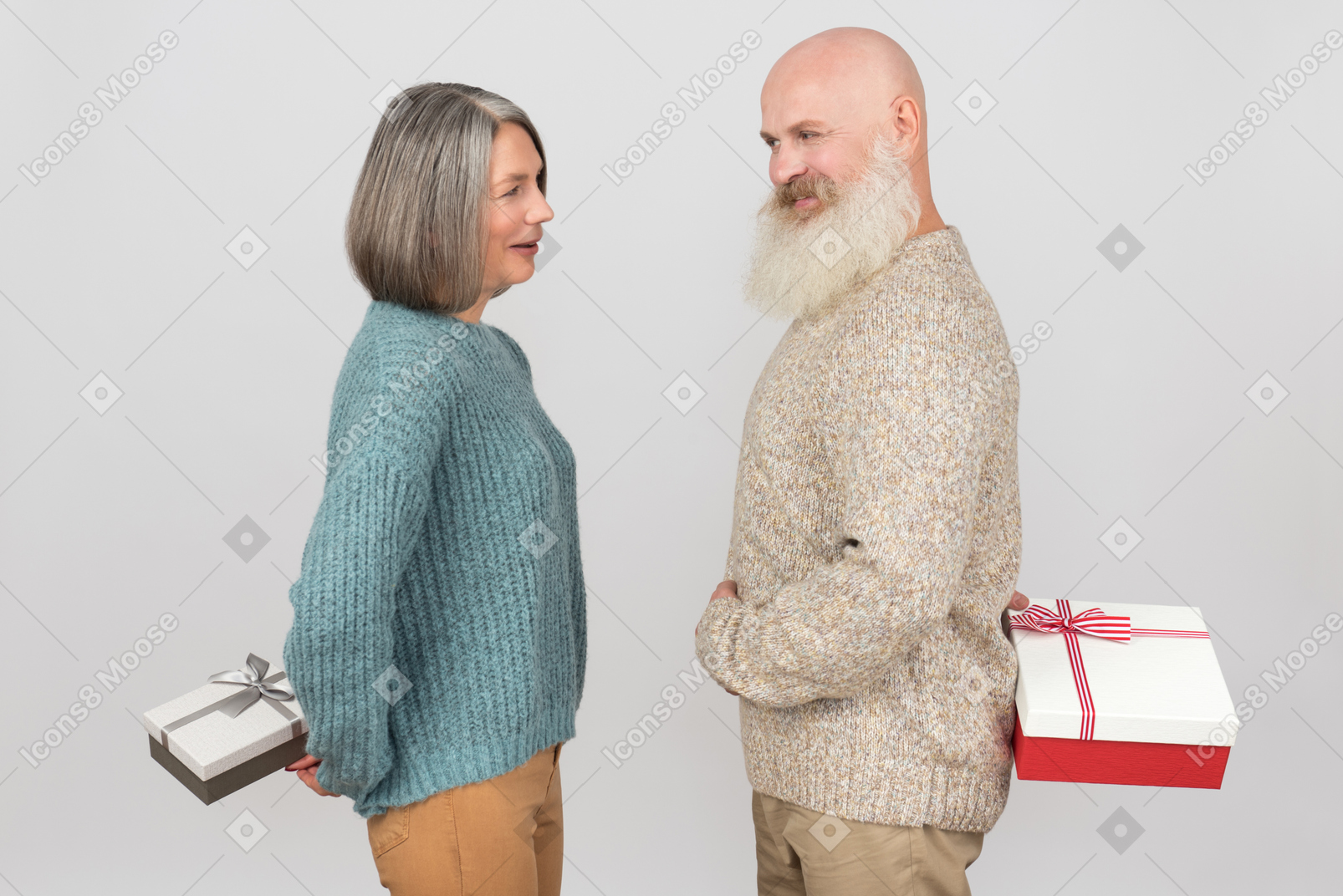 Elegante pareja de ancianos dando regalos el uno al otro