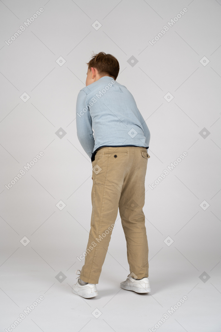 Vista traseira de um menino curvado