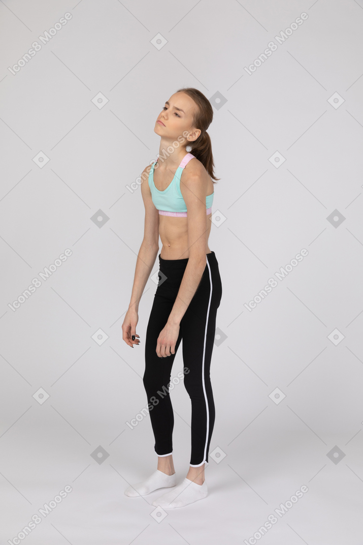 Adolescente exhausta en ropa deportiva.