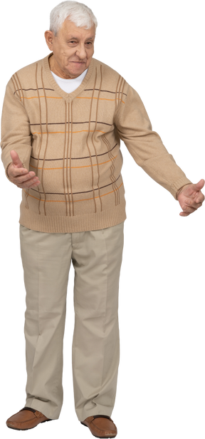 Vista frontale di un vecchio in abiti casual in piedi con le braccia tese