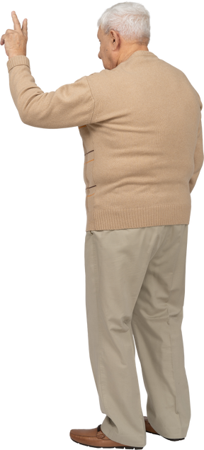 Vista traseira de um velho em roupas casuais, mostrando sinal de v