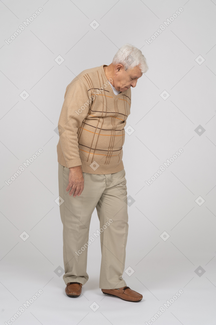 Вид спереди на старика в повседневной одежде, идущего вперед