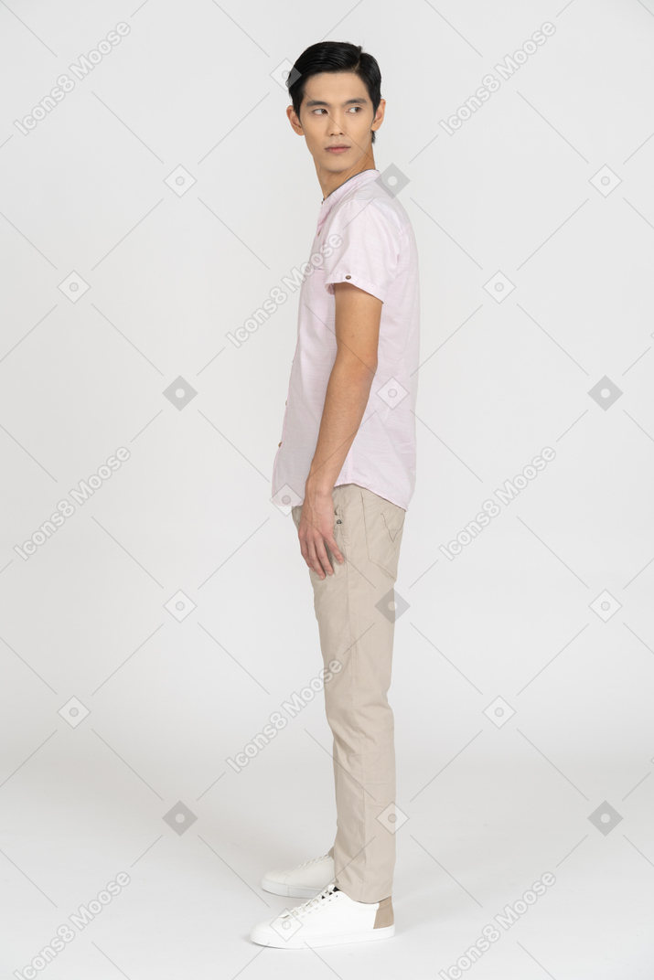 Mann in freizeitkleidung stehend