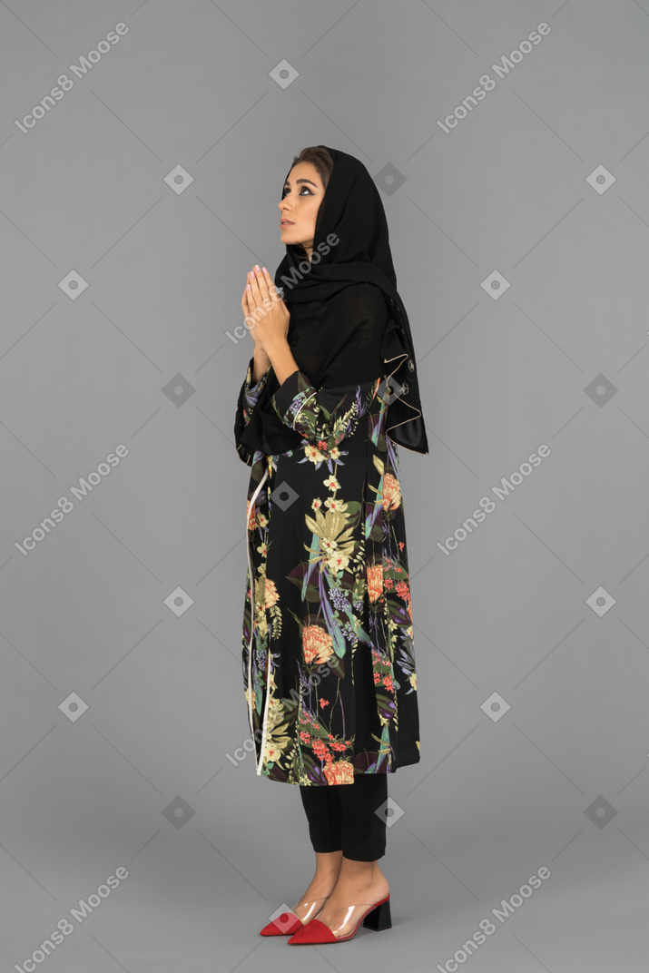 Jovem mulher muçulmana rezando
