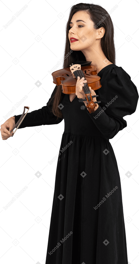 Крупный план молодой дамы в черном платье, играющей на скрипке
