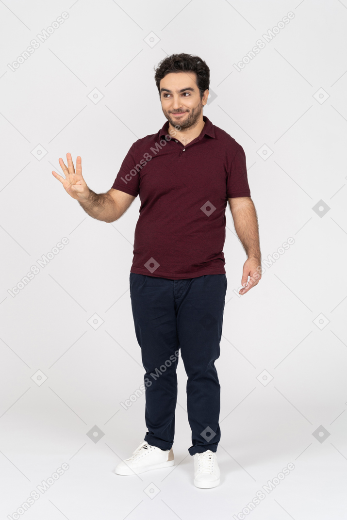 Homem sorridente mostrando quatro dedos