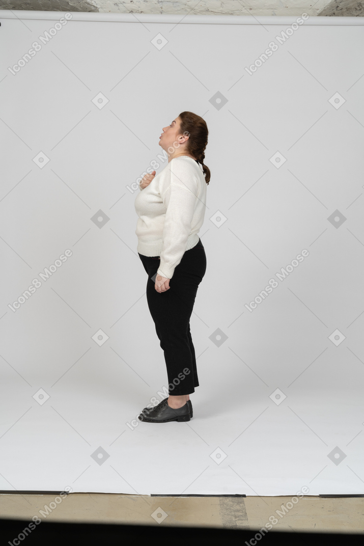 一个穿着休闲服的胖女人仰望的侧视图
