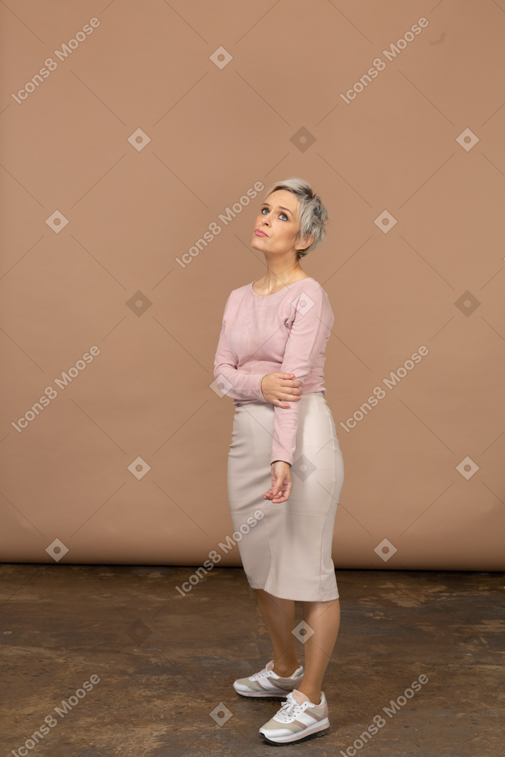Вид сбоку вдумчивой женщины в повседневной одежде