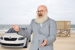 Joyeux homme âgé debout devant la voiture