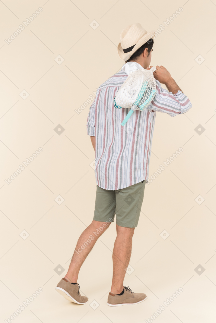 Man standing half sideways and holding avoska