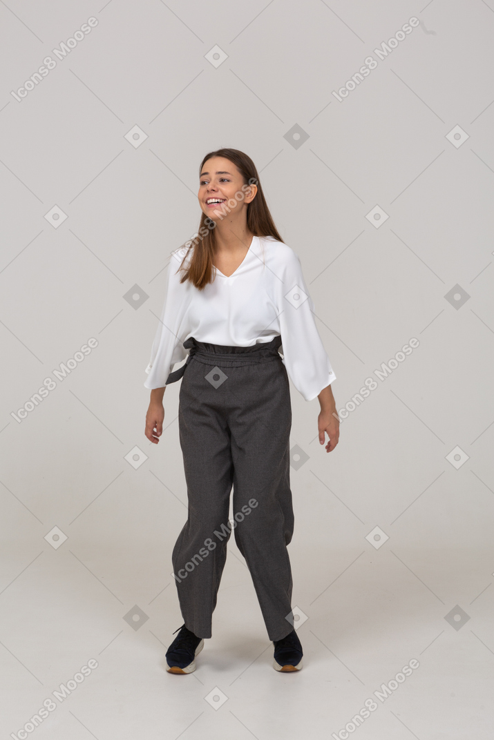Vorderansicht einer springenden lächelnden jungen dame in bürokleidung