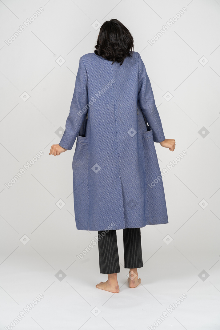 코트를 입은 흥분한 여성의 뒷모습