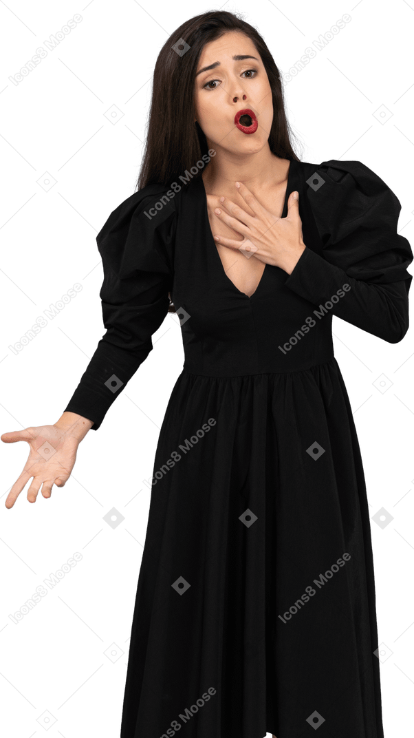 Vue de face d'une chanteuse d'opéra en robe noire