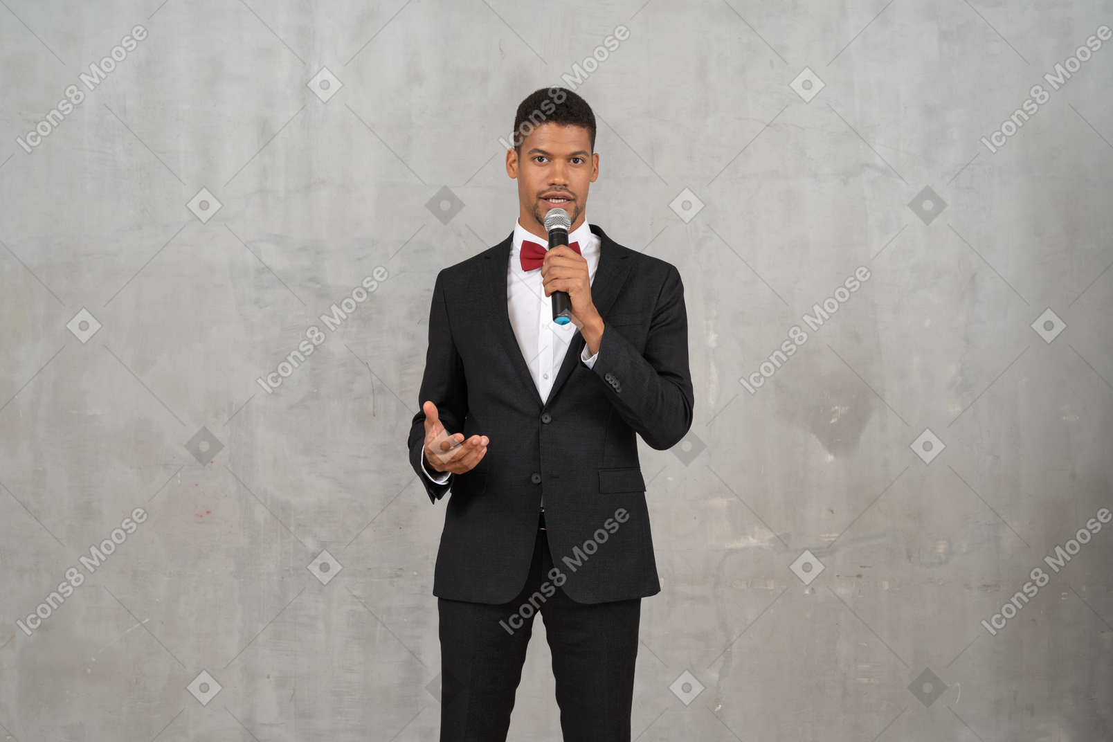 Mann im schwarzen anzug spricht ins mikrofon