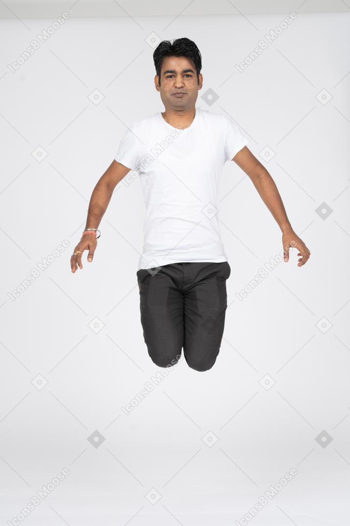 Uomo in maglietta bianca che salta