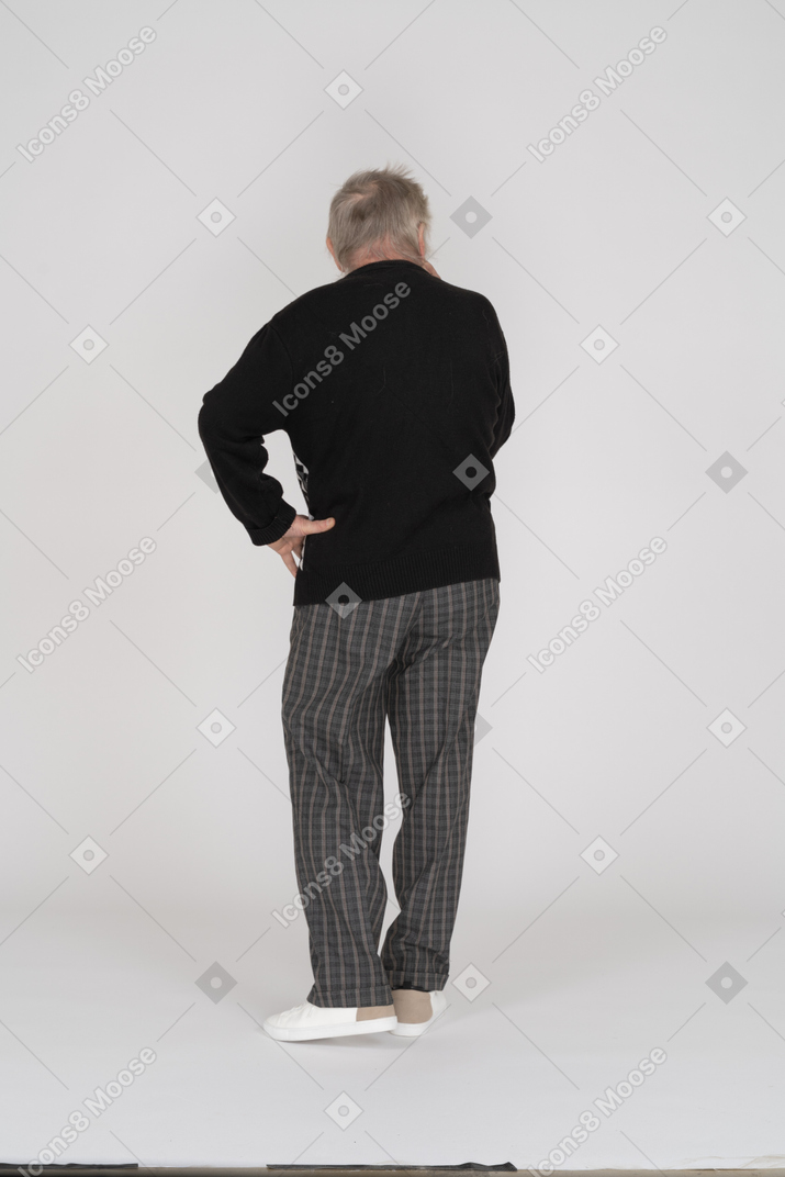 Vieil homme debout sur les hanches