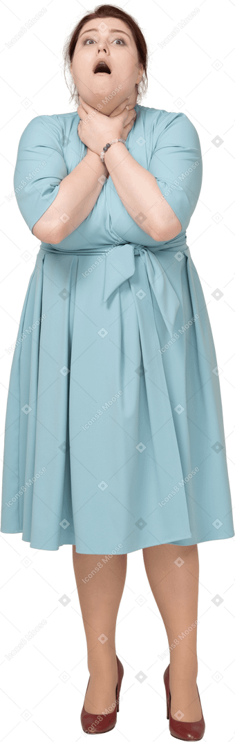 자신을 질식시키는 파란 드레스를 입은 여성의 전면 모습