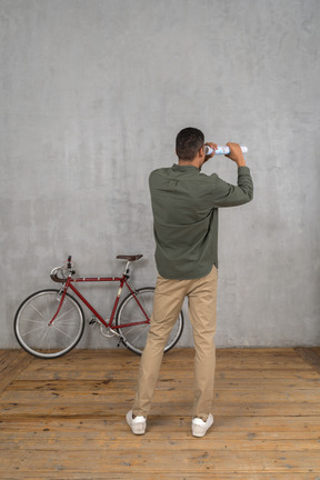 Uomo che guarda nel telescopio della mappa come