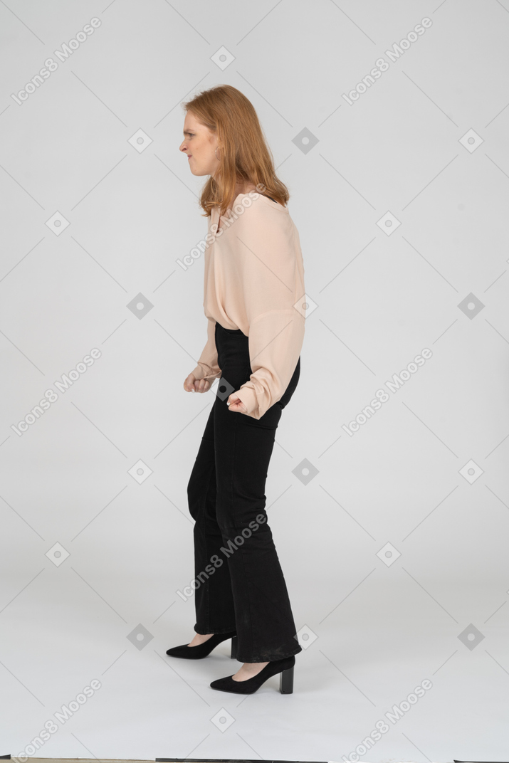 Donna in bella camicetta in piedi