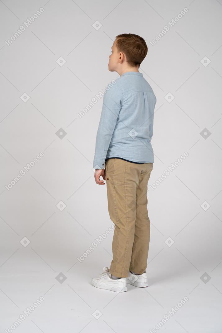 Vue latérale d'un garçon en vêtements décontractés