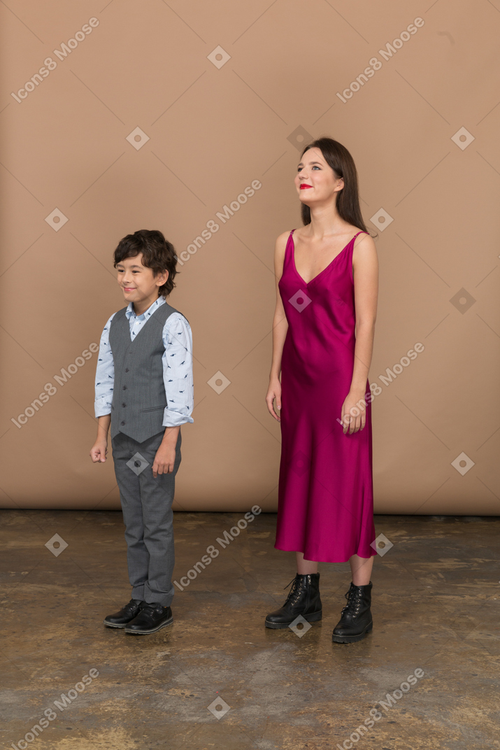 じっと立っている男の子と女性