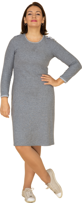 Vista frontal de uma mulher com vestido cinza posando