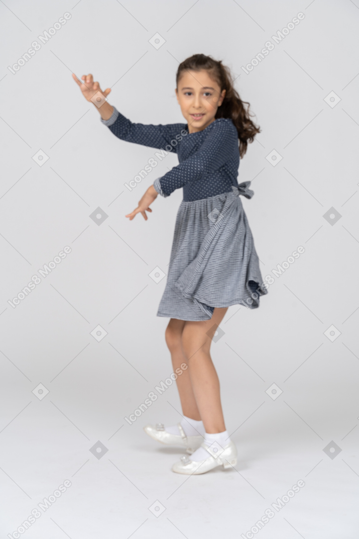一个穿着休闲服跳舞的女孩的正面图