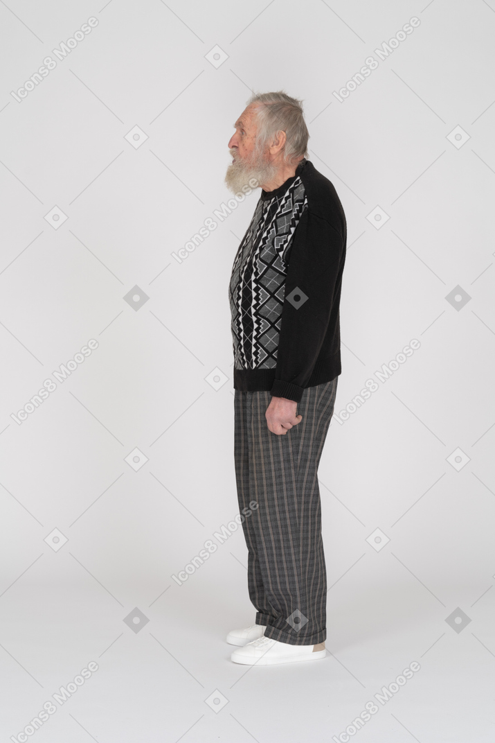 Vista laterale un uomo anziano in piedi con la bocca aperta