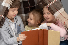 Kinder lesen ein buch in einer hütte