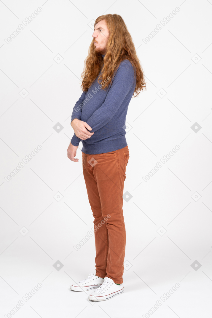 Vista lateral de un joven pensativo con ropa informal