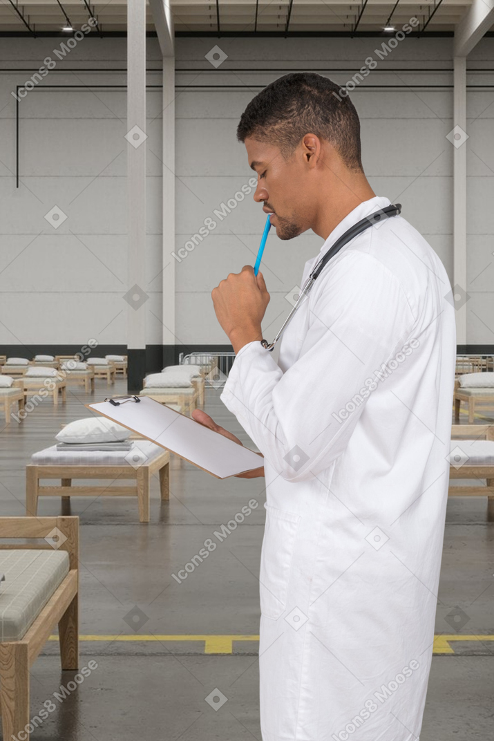 Médico com notas