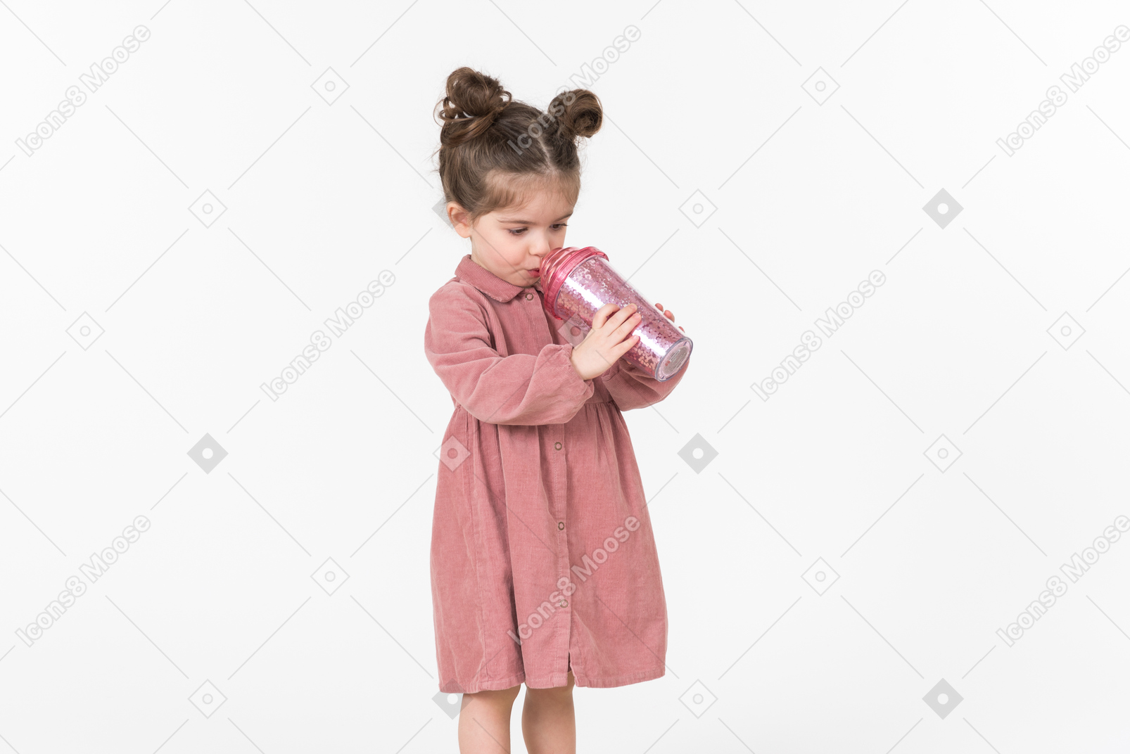 Criança menina beber do copo de plástico rosa