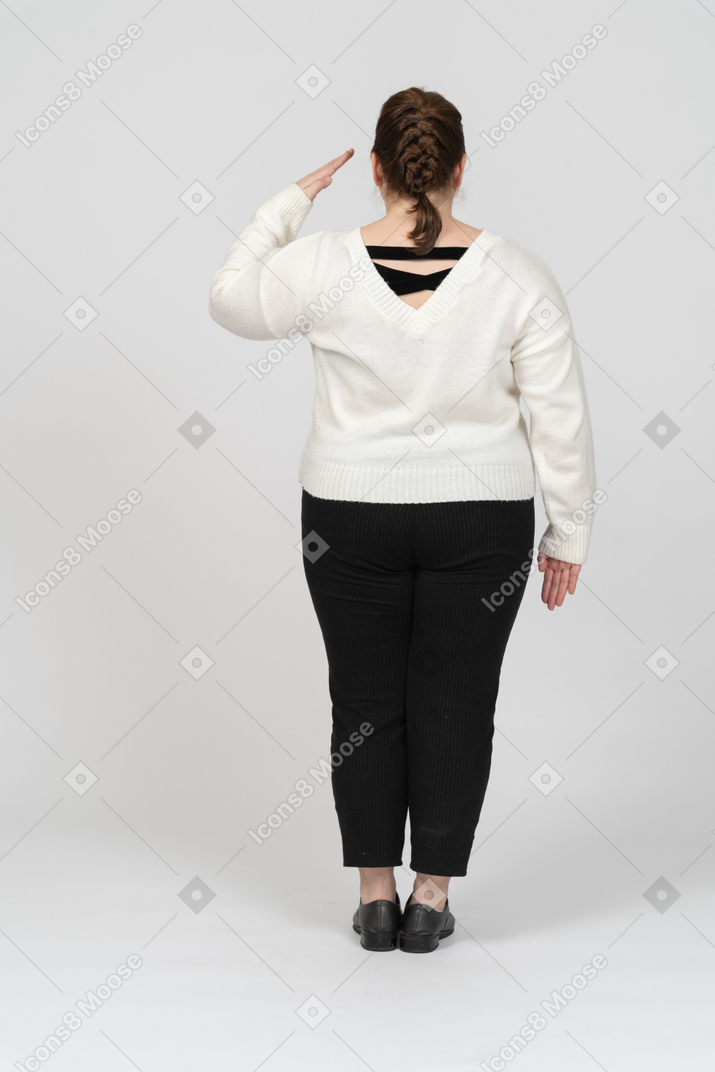 一个身着休闲服、用手敬礼的大码女人的后视图