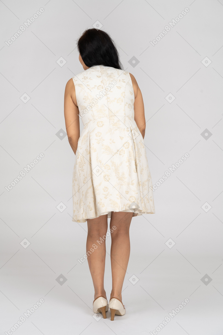 Femme en robe blanche debout