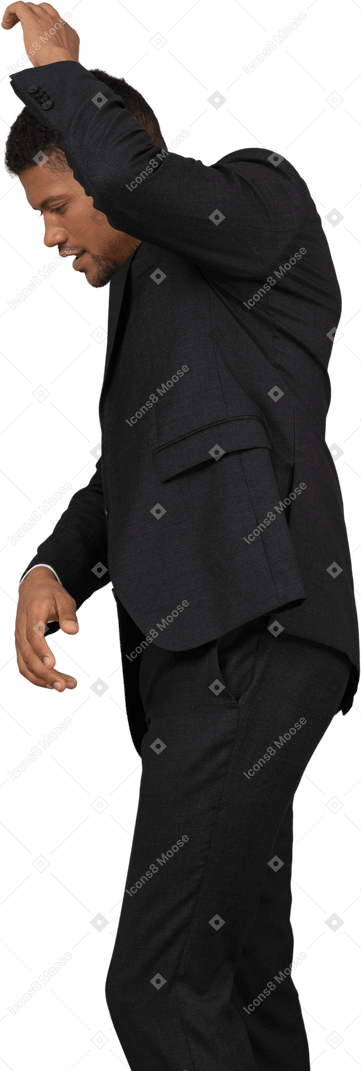 Homme en costume noir debout