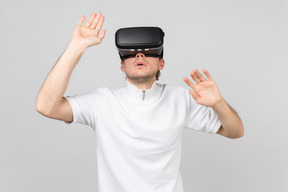 Uomo stupito che sperimenta la realtà virtuale